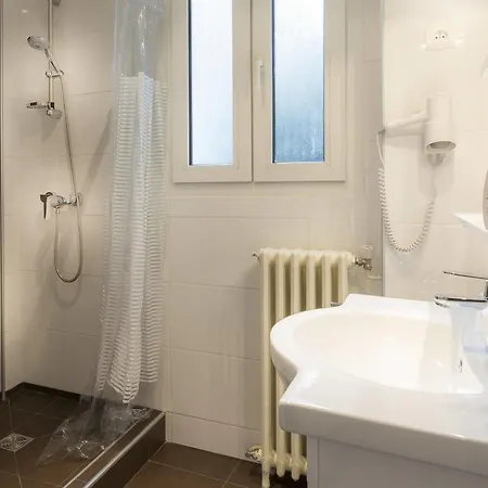 Donjon Hotel 2*